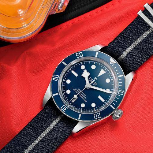 帝舵（Tudor）黑色海湾58海军蓝手表