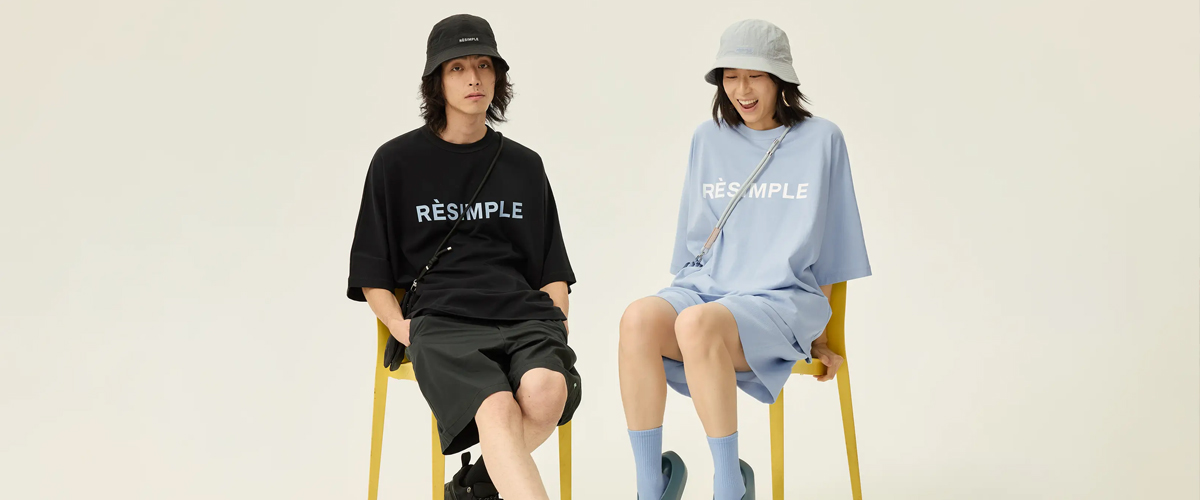 RÈSIMPLE 2025 春夏系列正式发布。本季单品设计聚焦于居家、差旅、通勤、运动等生活场景中，以不同材质的产品叠穿、色..