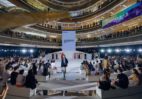 银泰百货联动小红书共启 “秋日入场式” 双场景解锁秋冬时尚