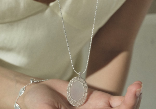 将针织物融入宝石，SOFT ROOM不失温暖的的首饰搭配