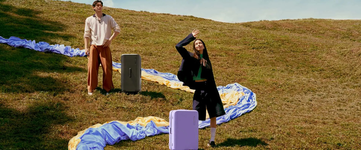 以现代设计、多彩表达与精工细节，定义全新自在旅途（图：与新秀丽品牌代言人娜扎一同踏上自在旅途）在远方与日常边界渐趋交融..