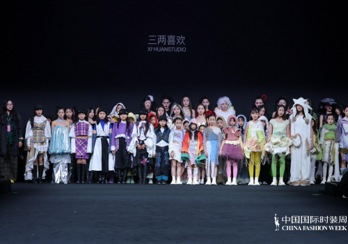 中国首个少儿设计师品牌“三两喜欢”2026秋冬系列在京发布