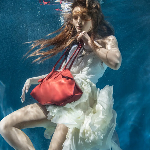 McQueen发布Manta手袋专属广告大片 McQueen发布Manta手袋专属广告大片