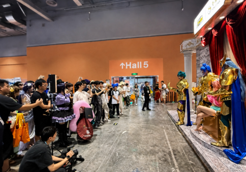 年轻人在漫展买黄金？老凤祥联名金饰打开 IP 周边新想象